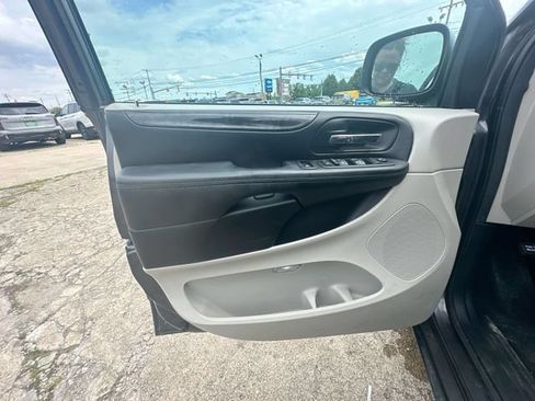 Used 2018 Dodge Grand Caravan SE w/ UConnect Hands-Free Group FWD image 23