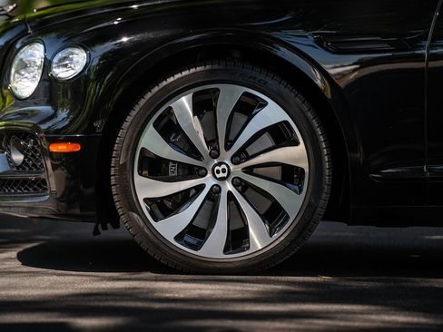 Used 2021 Bentley Flying Spur V8 AWD/4WD image 12