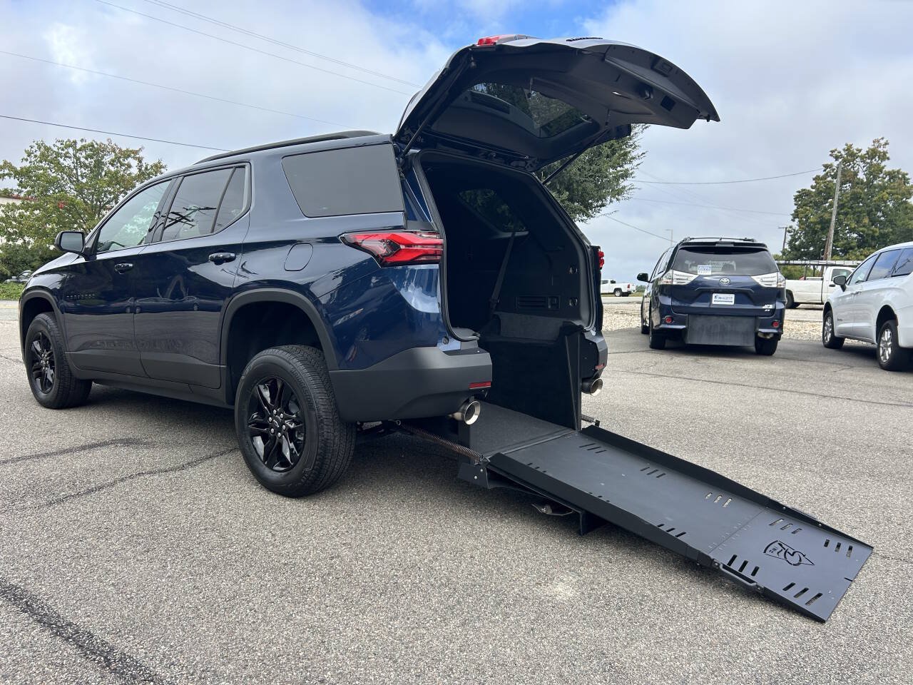 Used 2023 Chevrolet Traverse LS w/ Midnight/Sport Edition FWD image 1