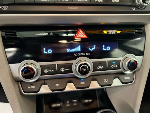 Used 2020 Hyundai Elantra SE FWD image 27