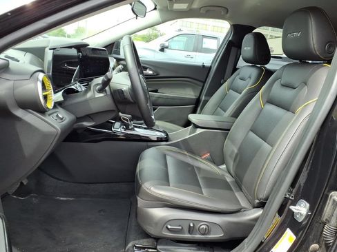 Used 2024 Chevrolet Trax ACTIV FWD image 17