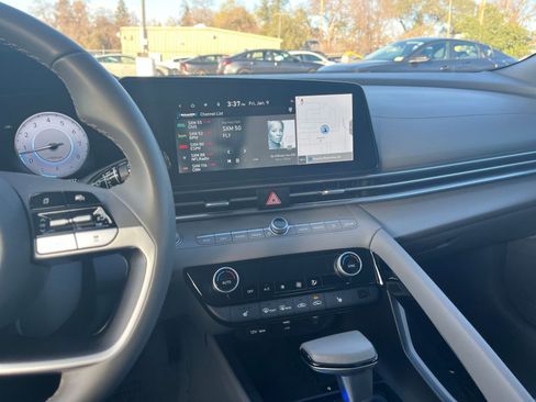 Used 2025 Hyundai Elantra SEL image 18