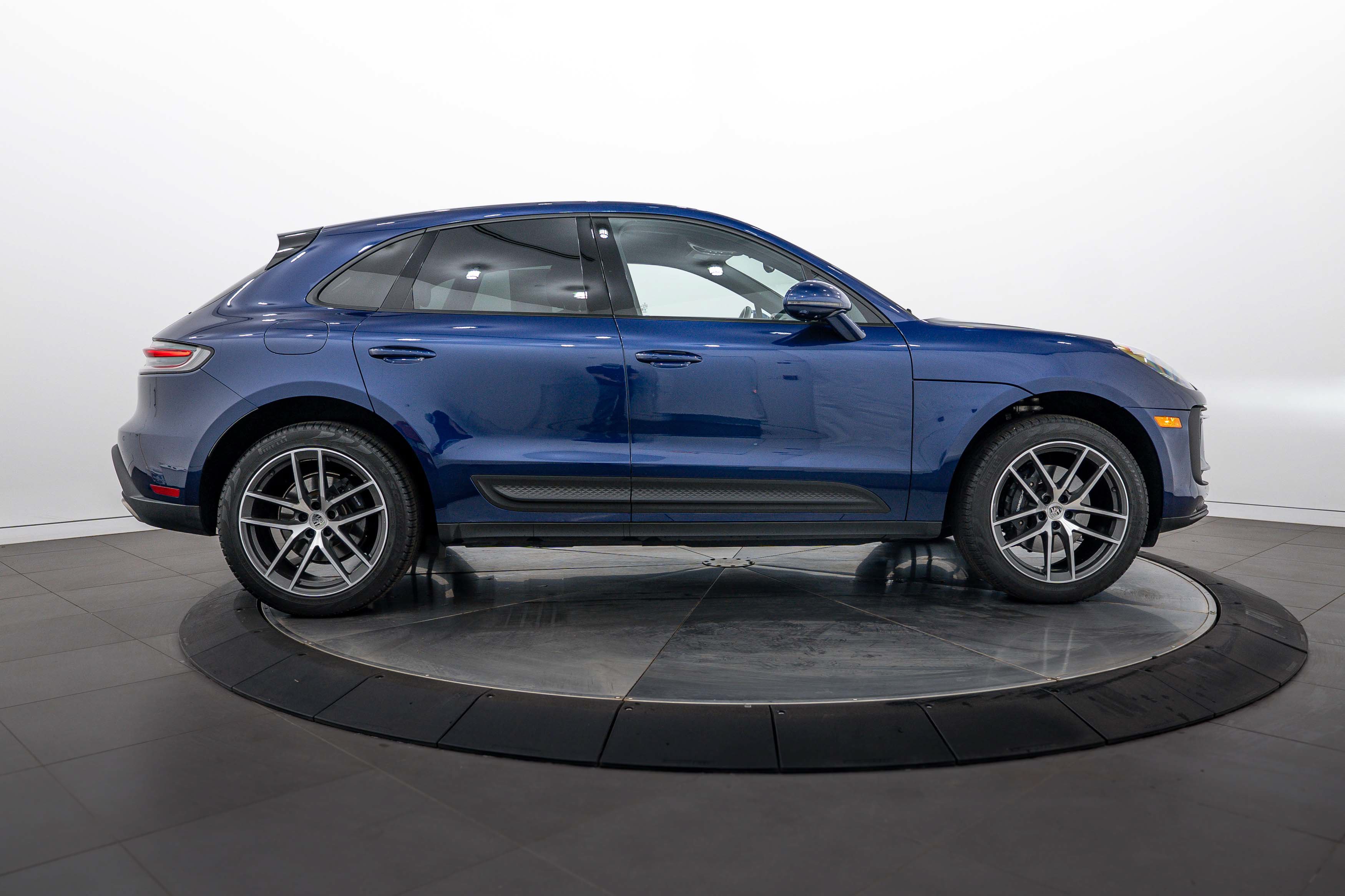 Certified 2025 Porsche Macan AWD/4WD image 8