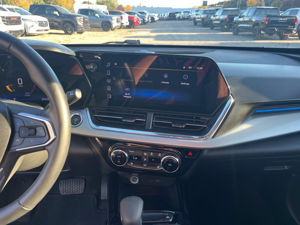 Used 2025 Chevrolet Trax LT w/ LT Convenience Package FWD image 24