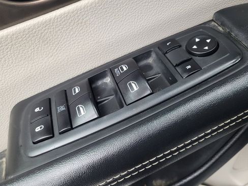 Used 2020 Chrysler Voyager L image 27