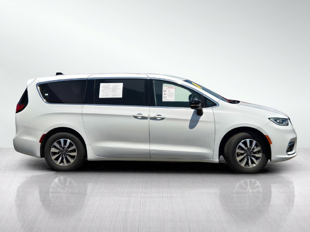 Used 2024 Chrysler Pacifica Limited FWD image 3
