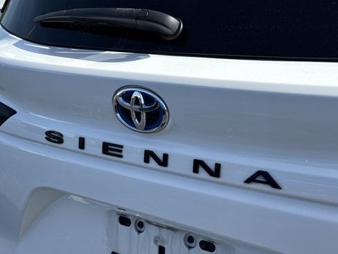 Used 2024 Toyota Sienna XSE FWD image 11