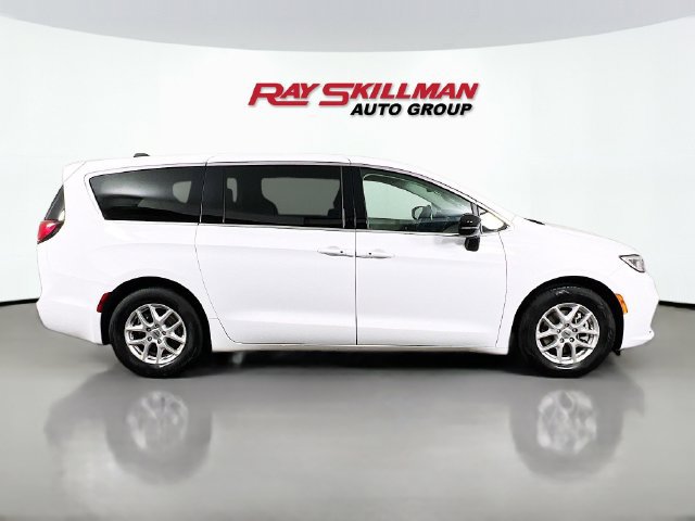Used 2024 Chrysler Pacifica Touring-L FWD image 8