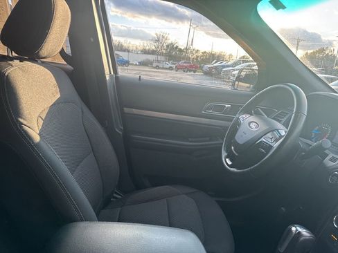 Used 2018 Ford Explorer XLT image 32