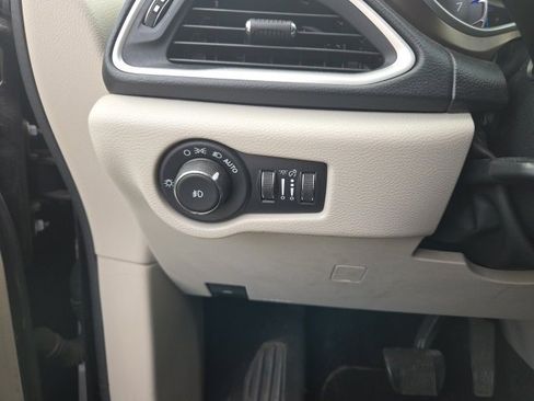 Certified 2017 Chrysler Pacifica Touring-L image 10