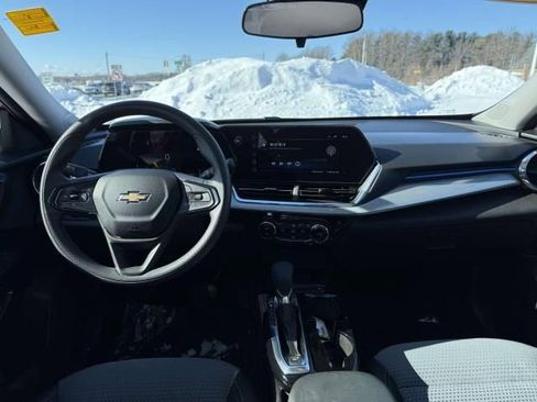 Used 2025 Chevrolet Trax LT FWD image 13