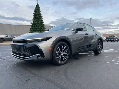 Used 2023 Toyota Crown XLE image 3