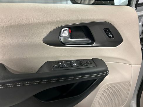 Used 2024 Chrysler Pacifica Touring-L image 14