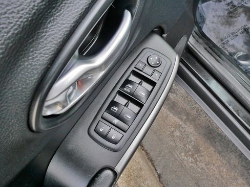 Used 2019 Jeep Cherokee Latitude w/ Cold Weather Group image 16