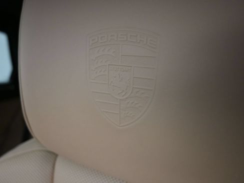 Certified 2025 Porsche Macan AWD/4WD image 11