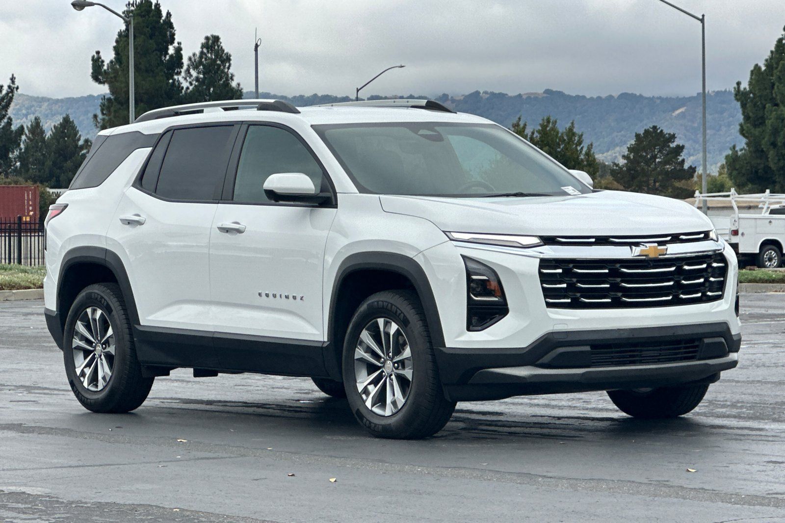 Used 2025 Chevrolet Equinox LT w/ Convenience Package II AWD/4WD image 2