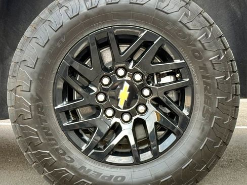 Used 2026 Chevrolet Silverado EV LT AWD/4WD image 32