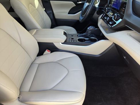 Used 2024 Toyota Highlander XLE image 23