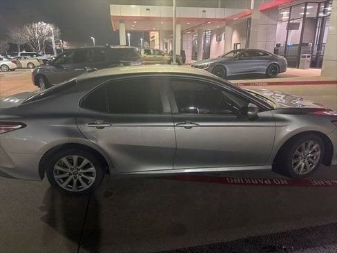Used 2019 Toyota Camry LE image 3