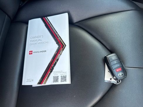 Used 2024 Toyota Highlander XLE image 18