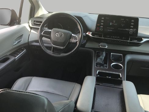Used 2022 Toyota Sienna XLE FWD image 5