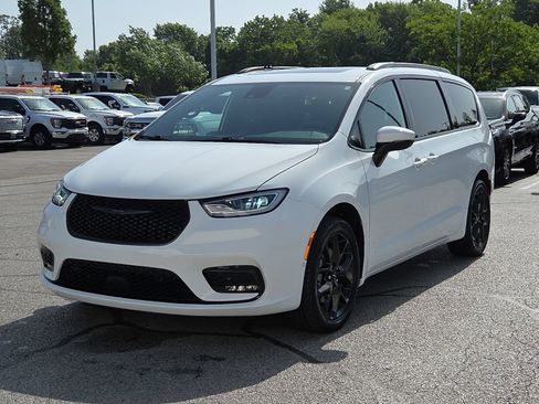 Used 2023 Chrysler Pacifica Touring-L w/ Uconnect Theater Family Group AWD/4WD image 3
