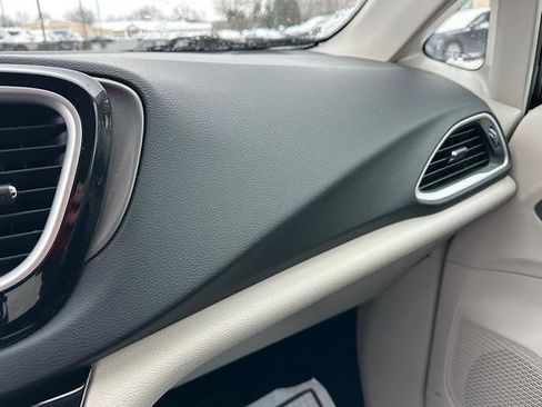 Used 2023 Chrysler Pacifica Touring-L image 30