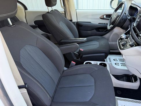Used 2022 Chrysler Voyager LX FWD image 31