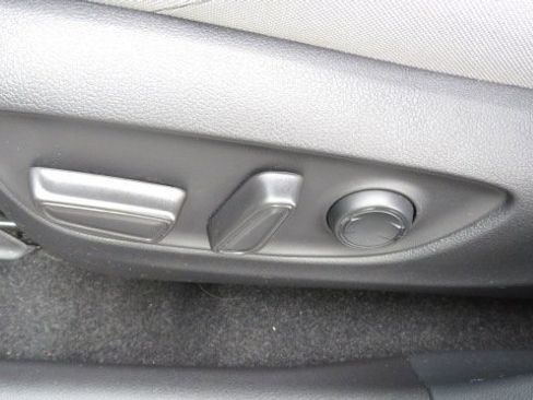 Used 2022 Toyota Venza LE image 17