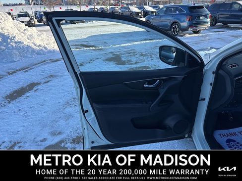 Used 2017 Nissan Rogue Sport SL w/ SL Premium Package image 11