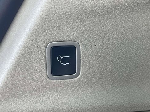 Used 2024 Chrysler Pacifica Touring-L FWD image 10