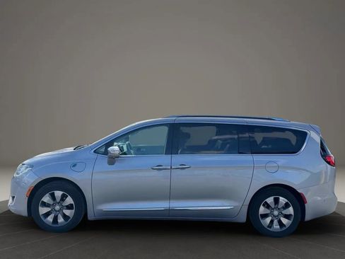Used 2017 Chrysler Pacifica Platinum FWD image 3