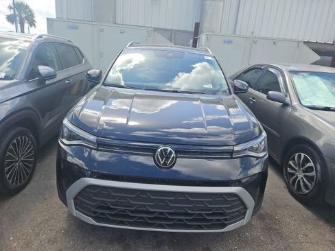 Used 2025 Volkswagen Taos SE image 2