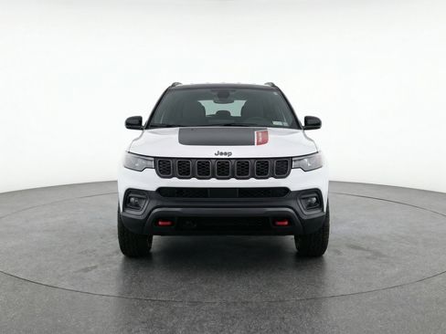 Used 2025 Jeep Compass Trailhawk image 2