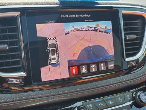 Used 2025 Chrysler Pacifica Pinnacle FWD image 18