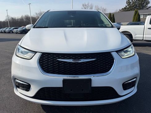 Used 2023 Chrysler Pacifica Touring-L image 13