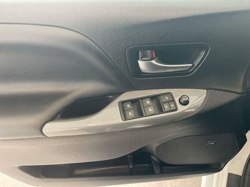 Used 2020 Toyota Sienna SE w/ SE Preferred Package image 13