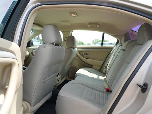 Used 2018 Ford Taurus SE FWD image 18