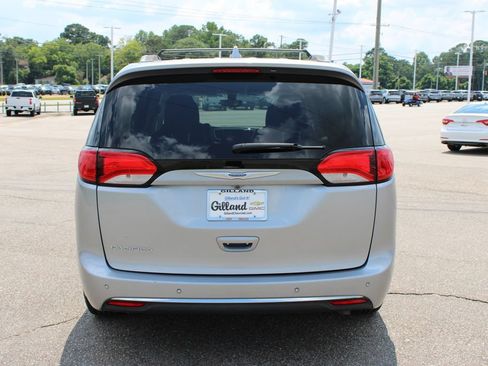 Used 2018 Chrysler Pacifica Touring-L FWD image 18