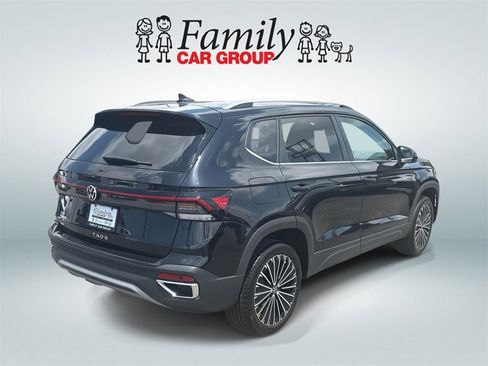 Used 2025 Volkswagen Taos SE image 3