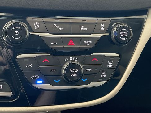 Used 2023 Chrysler Pacifica Touring-L FWD image 18