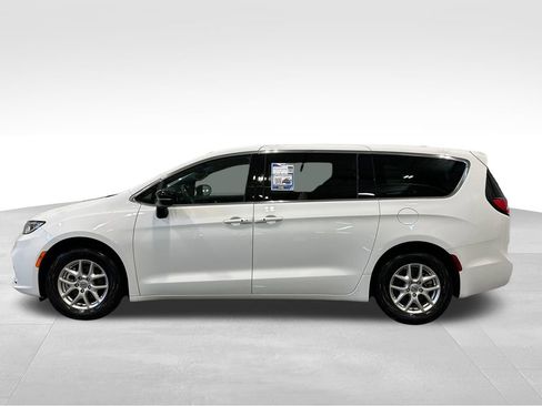 Used 2025 Chrysler Pacifica Select FWD image 4