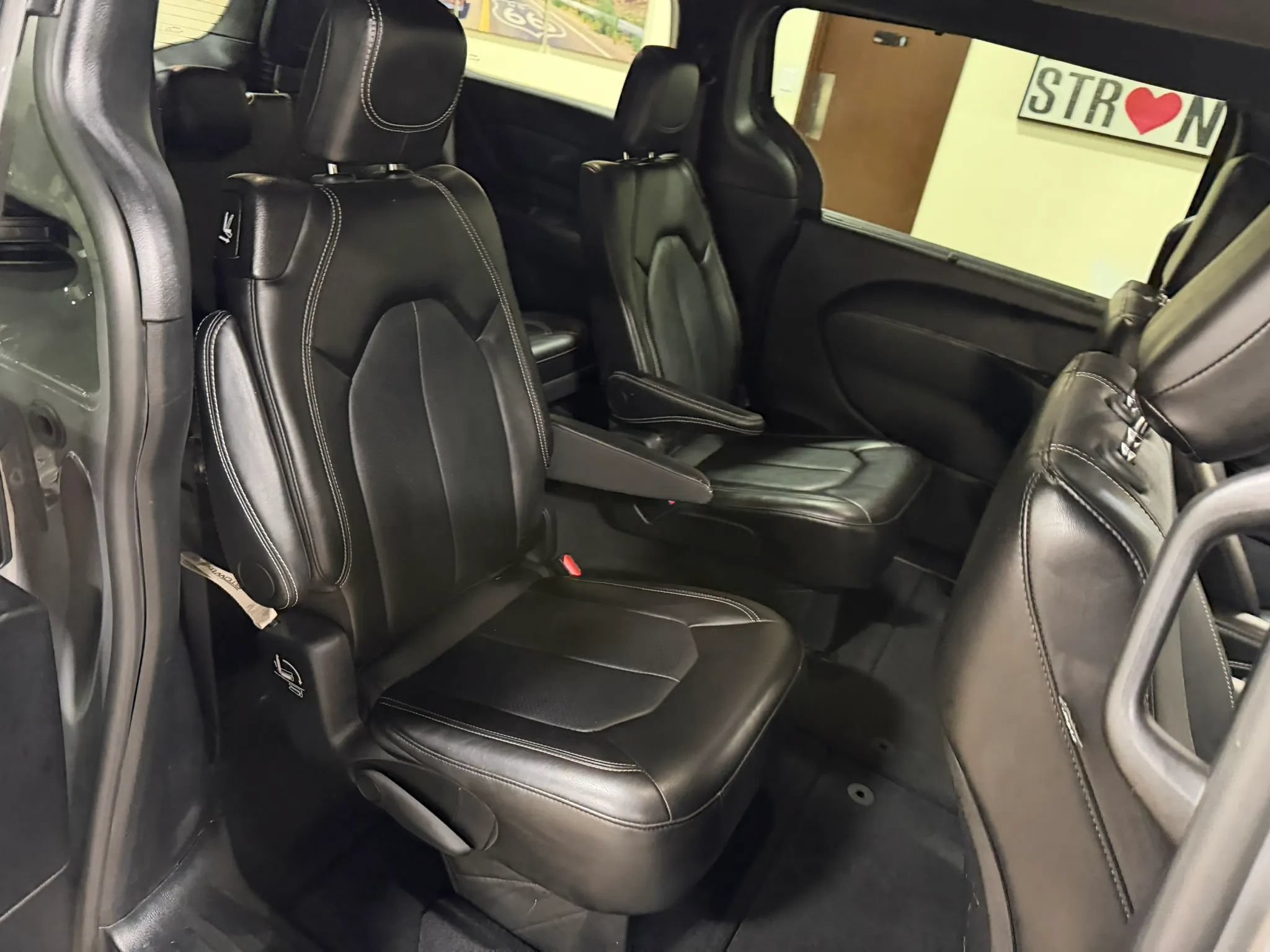 Used 2025 Chrysler Pacifica Select FWD image 29