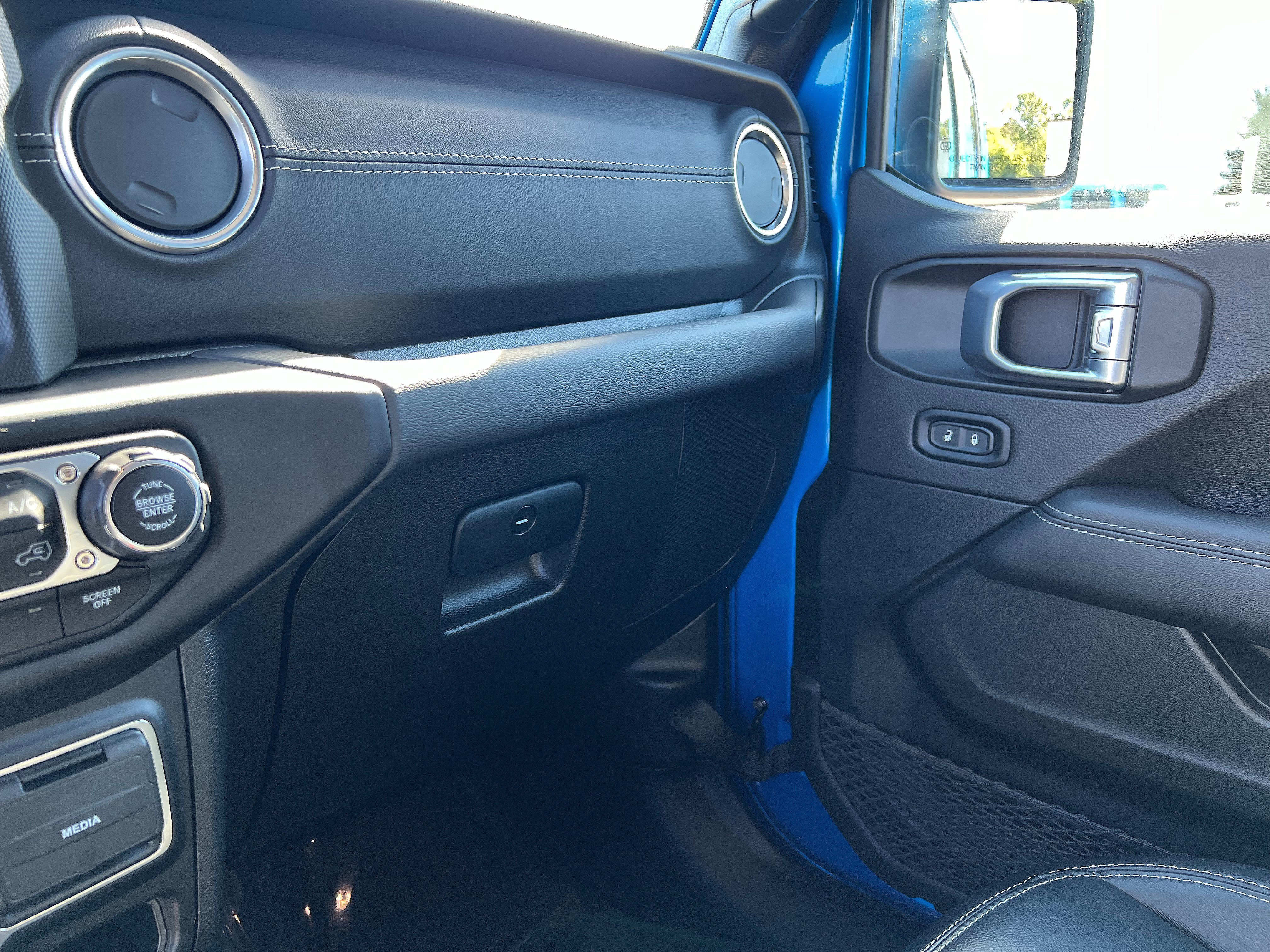 Used 2022 Jeep Wrangler Unlimited Sahara w/ Cold Weather Group AWD/4WD image 18