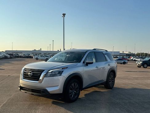 Certified 2025 Nissan Pathfinder SV FWD image 9