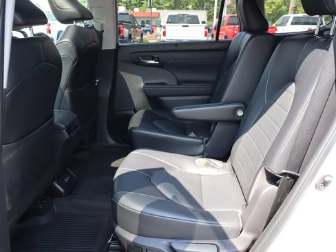 Used 2022 Toyota Highlander XLE AWD/4WD image 25
