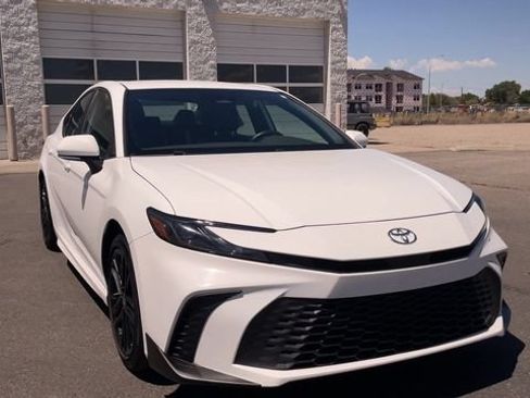 Used 2025 Toyota Camry SE FWD image 4