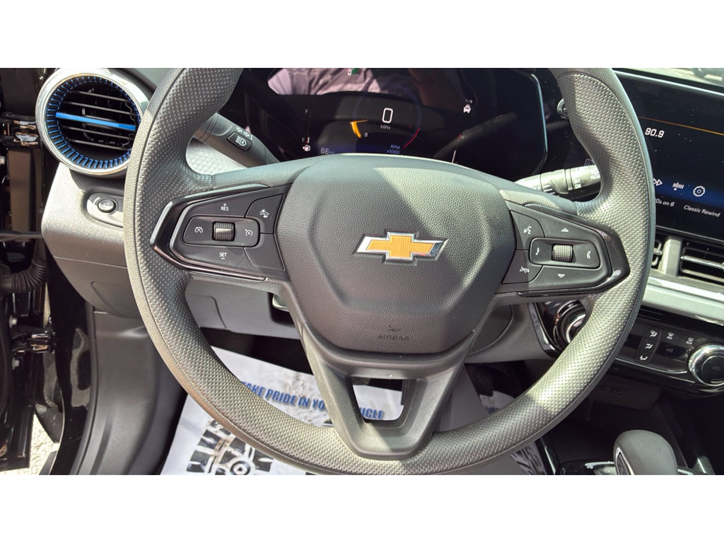 Used 2025 Chevrolet Trax LT FWD image 22