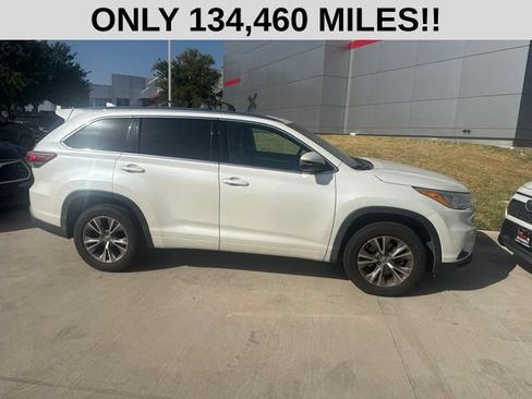 Used 2015 Toyota Highlander XLE FWD image 2