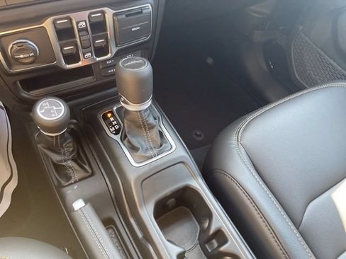Used 2025 Jeep Gladiator Sport AWD/4WD image 21